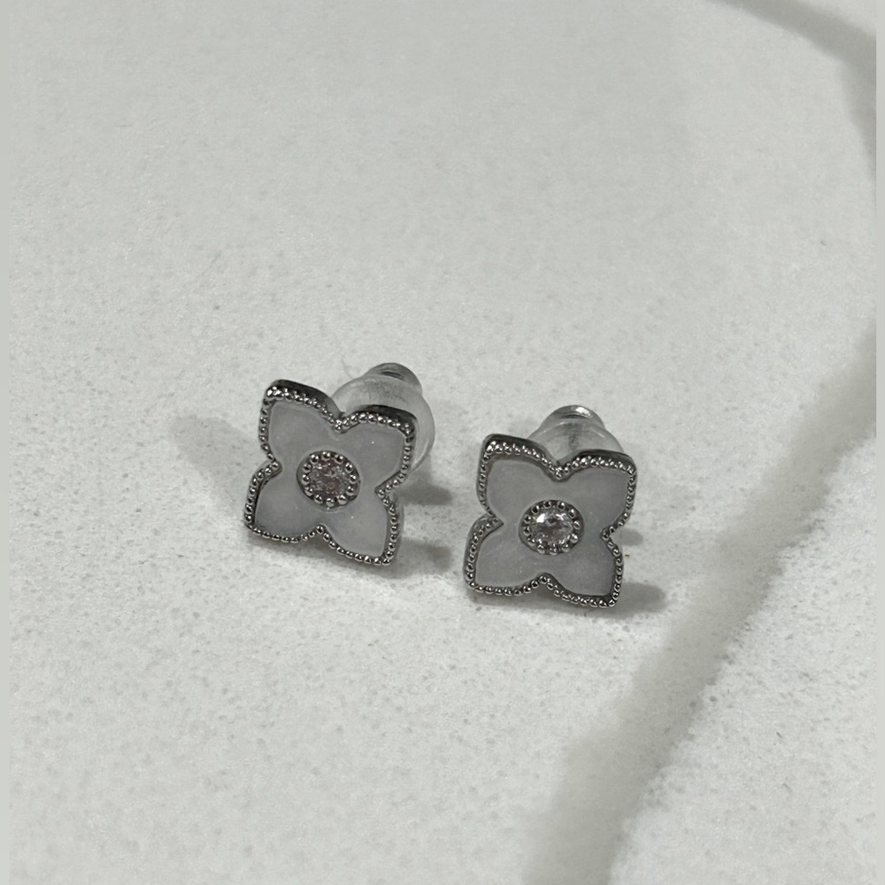 Brand NEW Gorgeous Silver Unique Four Leaf Style Clover Earrings 925